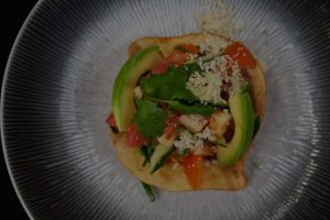 Voorgerecht met avocado en tomaat