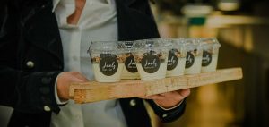 Yoghurt met granola van Jools op een plank